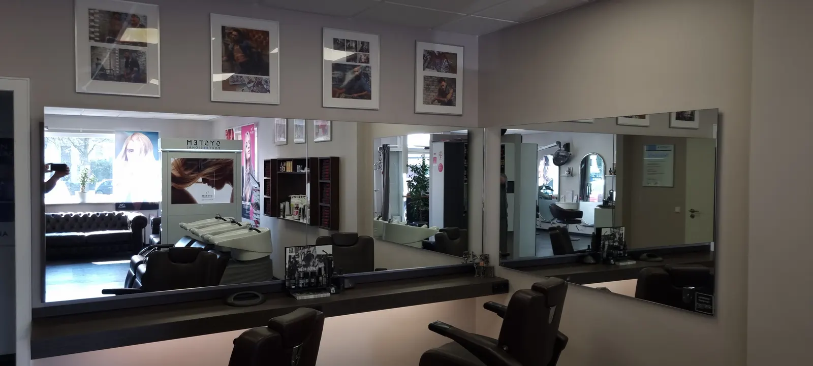 Salon-Ansicht mit Spiegel und Ledersessel
